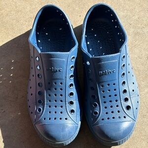 Boys navy blue Native Jefferson water shoe